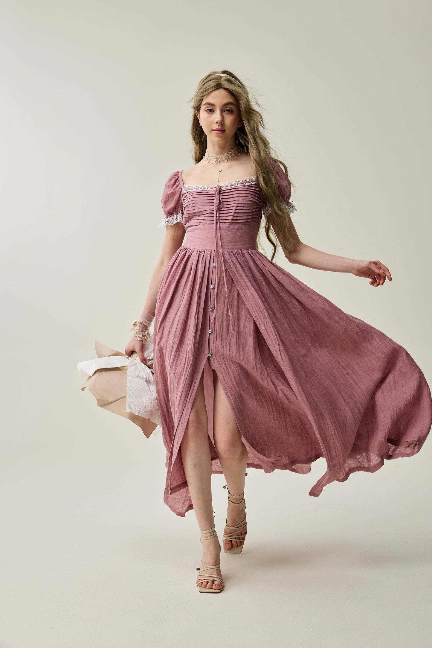 LINDSEY | ABITO IN LINO A STRATI FIABESCHI CON PIEGHE DECORATIVE