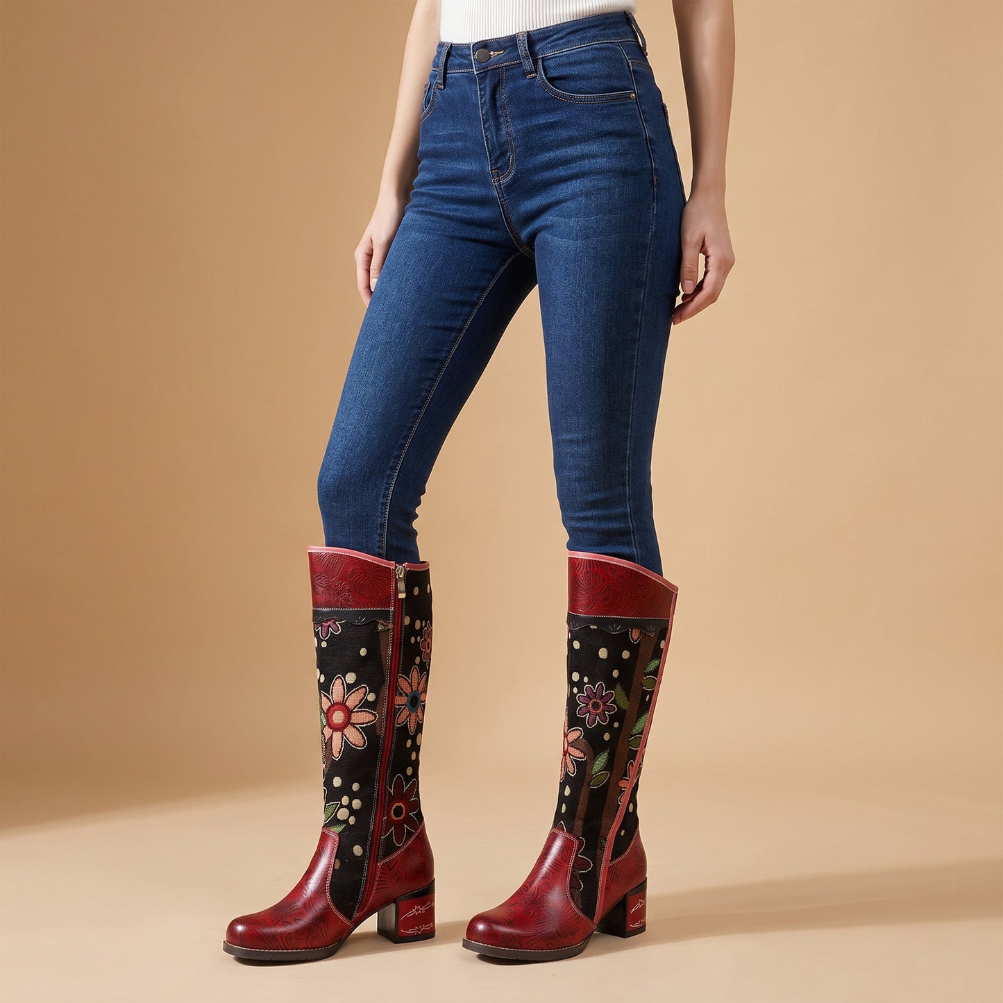 ROSALINDA | STIVALI LUNGHI BOHO IN PELLE CON TACCO A BLOCCO E MOTIVO ESOTICO